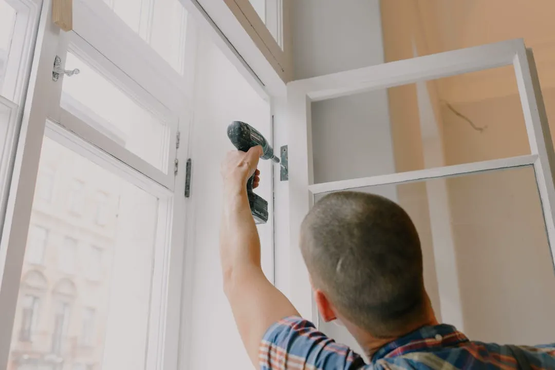 3M certified vinyl installer applying professional window graphics